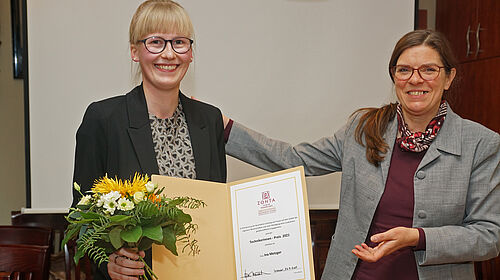 Zu sehen sind die mit dem Technikerinnenpreis 2021 ausgezeichneteIna Metzger und Wismars Zonta-Präsidentin Heidi Wollensak.