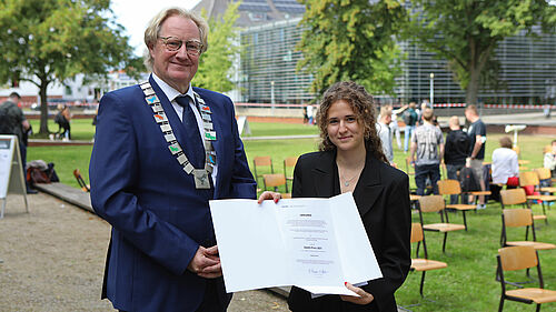 DAAD-Preisträgerin Nadja Stanikic nimmt die Glückwünsche vom Rektor entgegen..