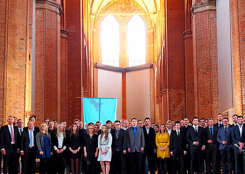 Foto aller Absolventen und Absolventinnen des Jahres 2017 der Fakultät für Ingenieurwissenschaften, aufgenommen in der Georgen-Kirche in Wismar