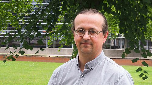 Professor Ernst-Michael Böhm auf dem Campus.