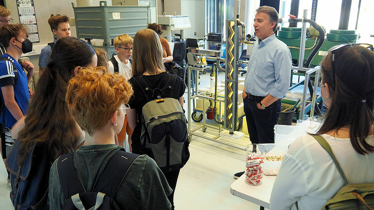 Schüler erhalten Einblick in ein Labor der FIW