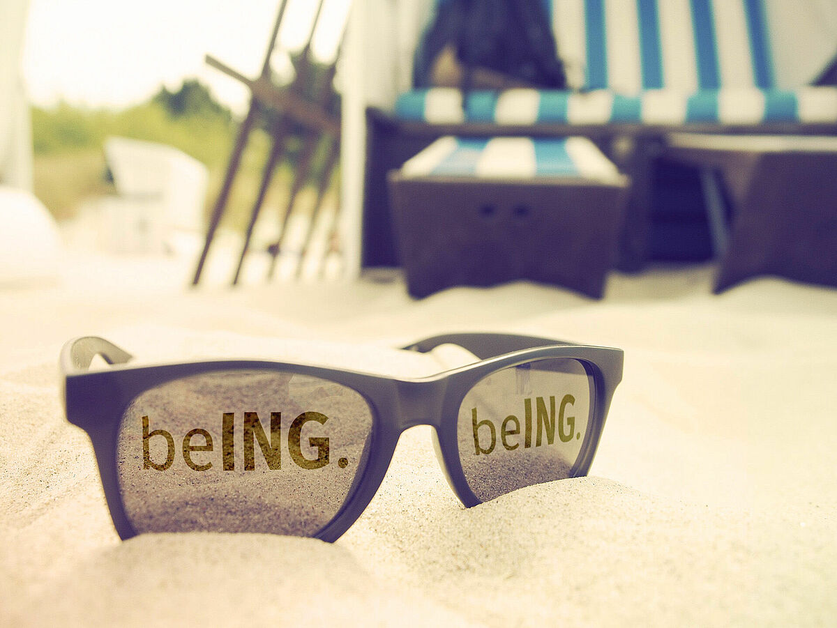 Sonnenbrille mit Spiegelung unseres Slogans "beING."