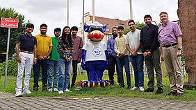 Gruppenbild der indischen Gaststudierenden der Summer School am Bereich Maschinenbau/Verfahrens- und Umwelttechnik und Prof. Dr.-Ing. Henrik Schnegas auf dem Campus der University of Szczecin  