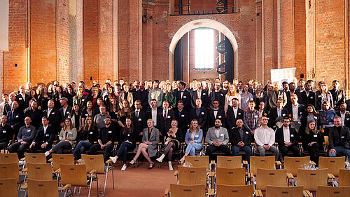 Gruppenfoto der Absolventinnen und Absolventen der Fakultät für Ingenieurwissenschaften der Abschlussjahrgänge von 2020 bis 2023