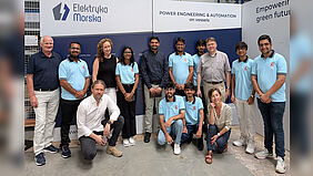 Gruppenbild der indischen Gaststudierenden sowie Prof. Dr.-Ing. Henrik Schnegas während der Exkursion zum Unternehmen Elektryka Morska 