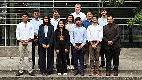 Gruppenbild der indischen Gaststudierenden der Summer School Electrical Engineering mit Prof. Dr.-Ing. habil. Andreas Ahrens