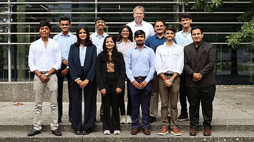 Gruppenbild der indischen Gaststudierenden der Summer School Electrical Engineering mit Prof. Dr.-Ing. habil. Andreas Ahrens