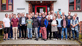 Gruppenbild der 35 ehemaligen sowie aktuellen Mitglieder der Forschungsgruppe CEA vor Haus 17 auf dem Campus der Hochschule Wismar