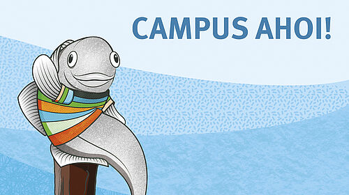 Es ist eine Illustration zu sehen mit einem Fische, der ein Ringel-T-Shirt mit Fakultätsfarben an hat, auf einer Buhne sitzt und mit der Seitenflosse winkt.
