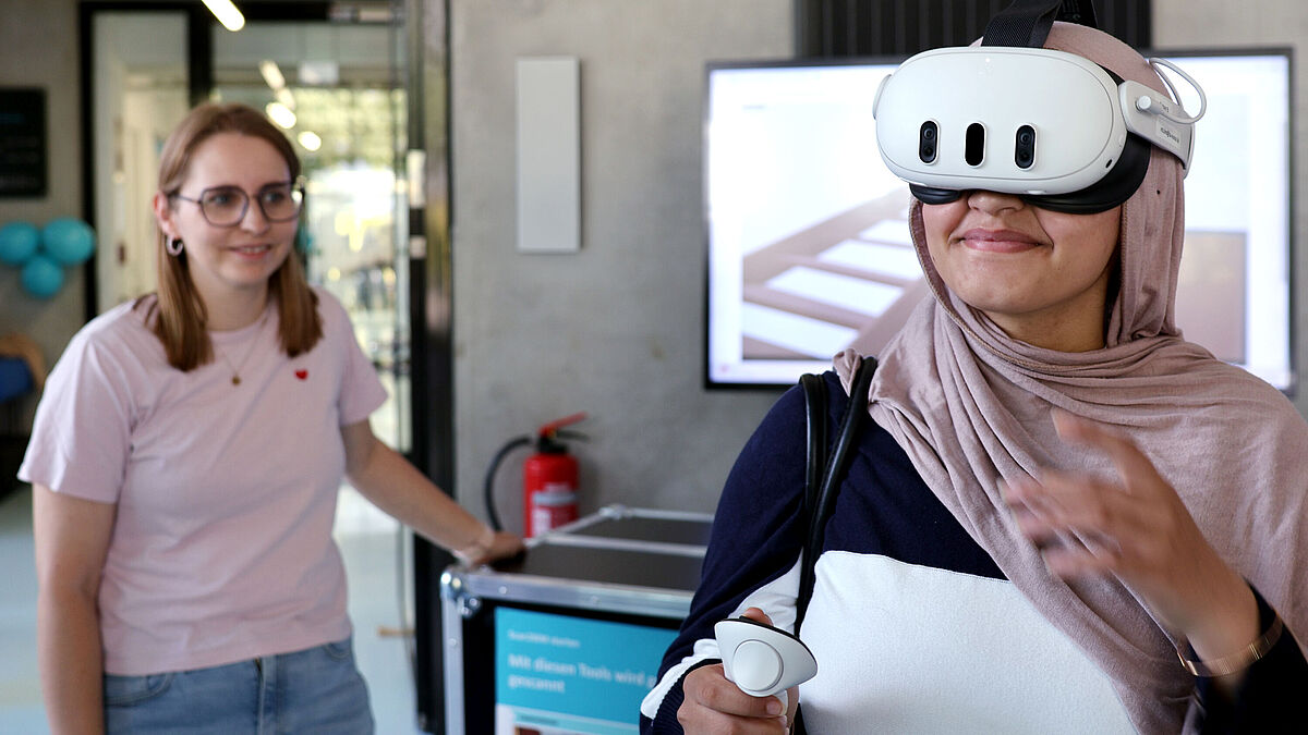Ein Mädchen mit Kopftuch trägt eine VR-Brille.