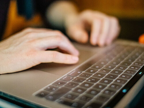 Symbolbild Onlineumfrage: Zwei Hände auf einer Tastatur
